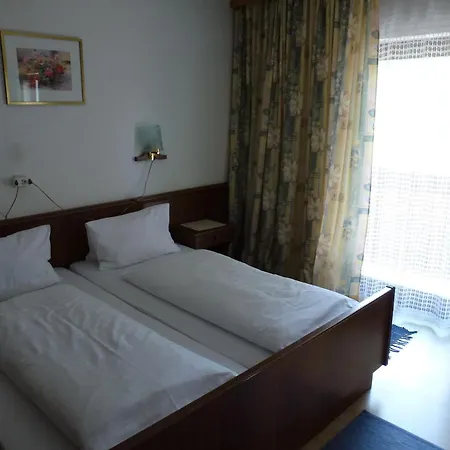 Steinbraeu בית הארחה